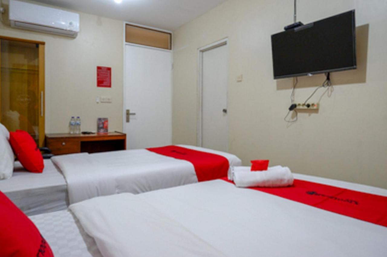 Отель Reddoorz Near Rsud Kudus Экстерьер фото