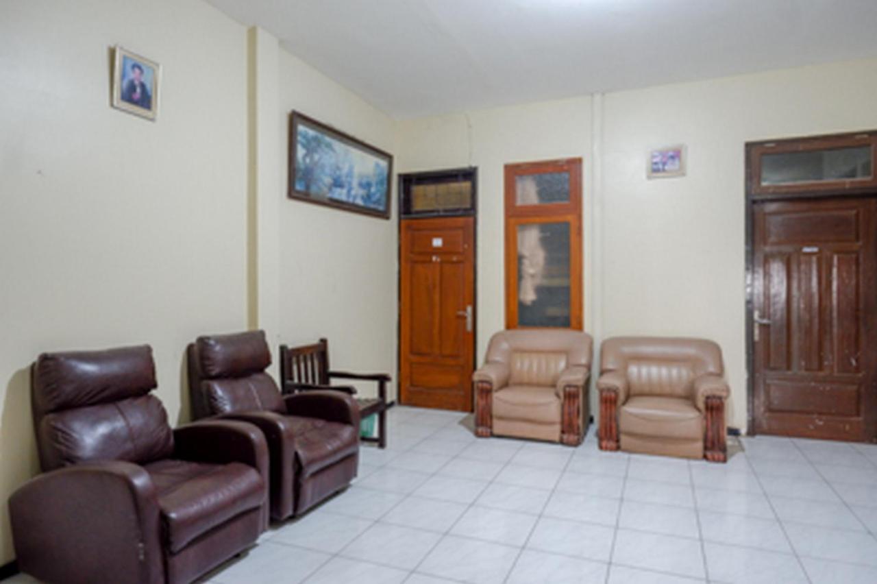 Отель Reddoorz Near Rsud Kudus Экстерьер фото