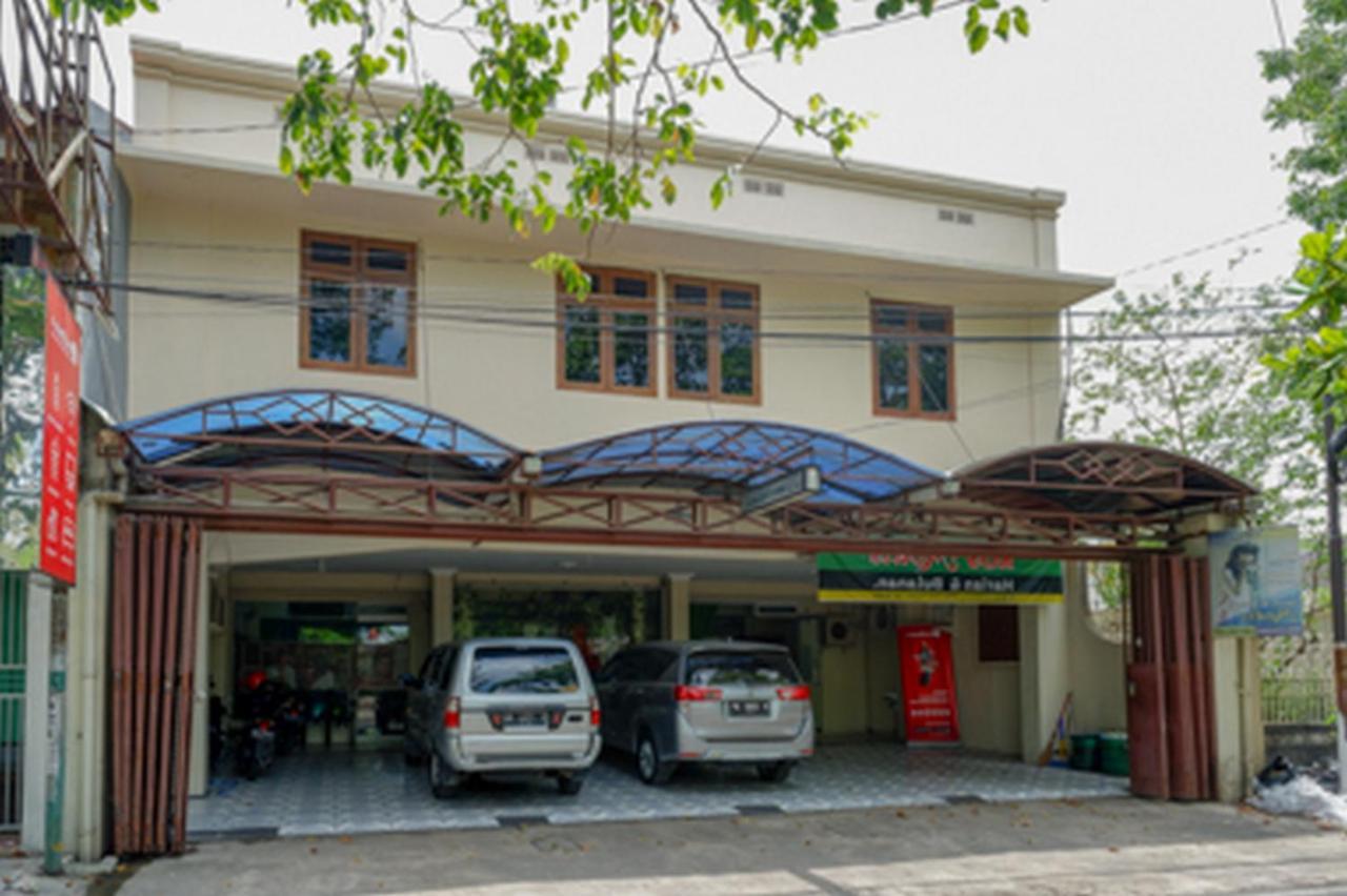 Отель Reddoorz Near Rsud Kudus Экстерьер фото